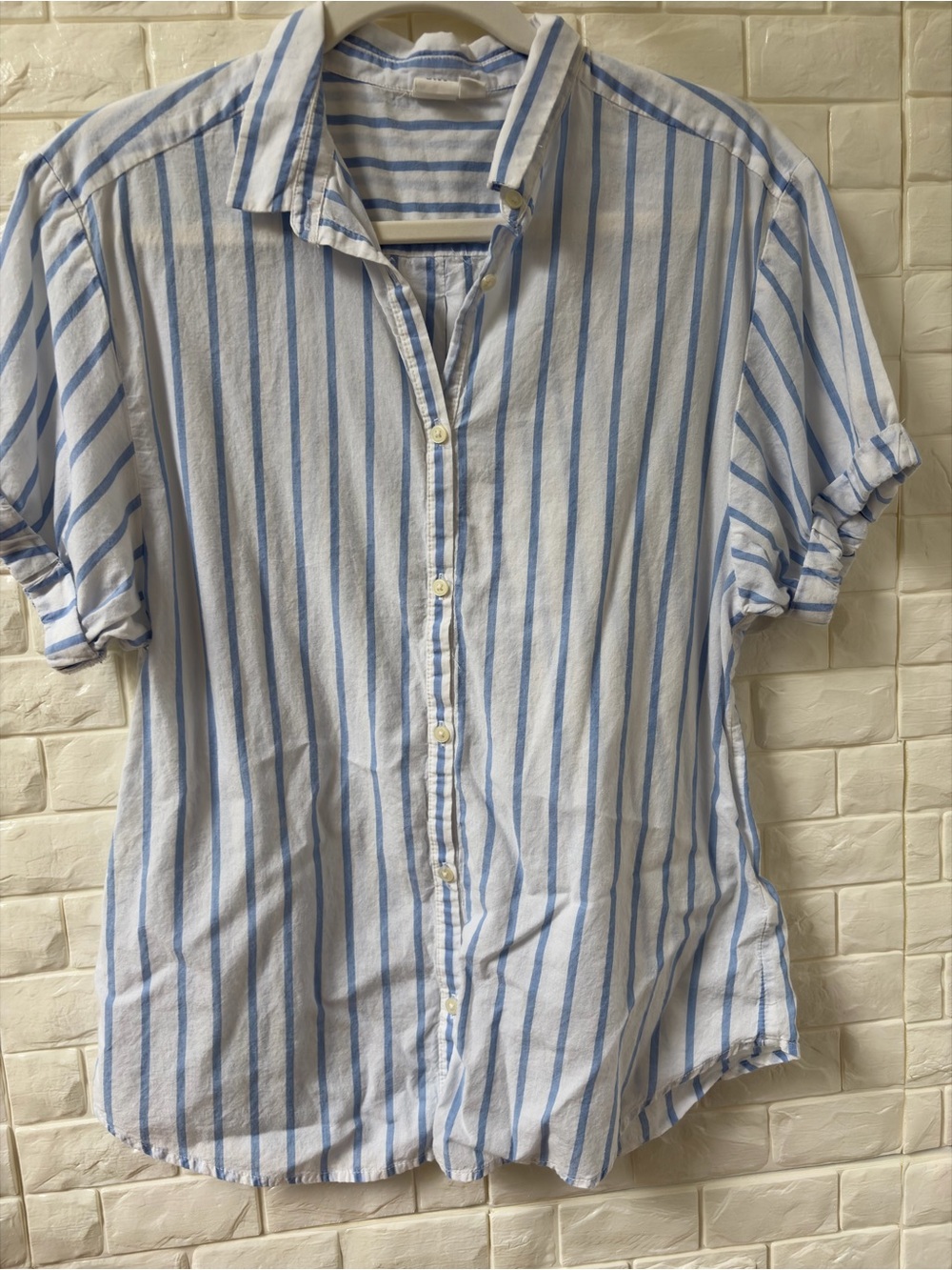 GAP White and Light Blue Striped Short-Sleeve Button-Down Shirt